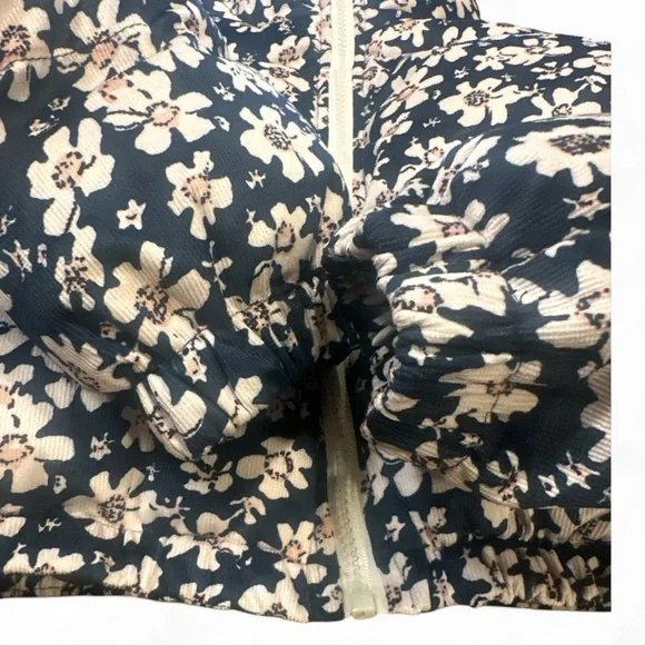 Akaiv Cropped Floral Puffer Jacket Size Large Navy Blue Cream Pockets Full Zip - Picture 8 of 14